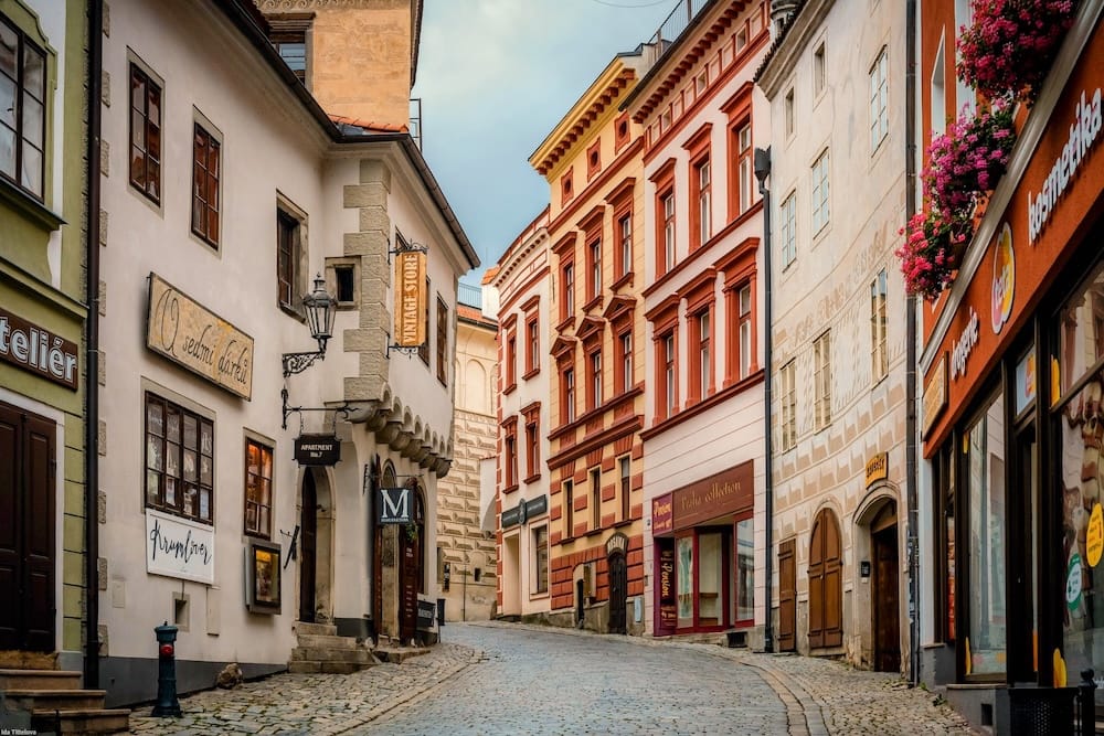 cesky-krumlov-old-town-street Cobbled street lined with colourful historic buildings in Český Krumlov's medieval old town